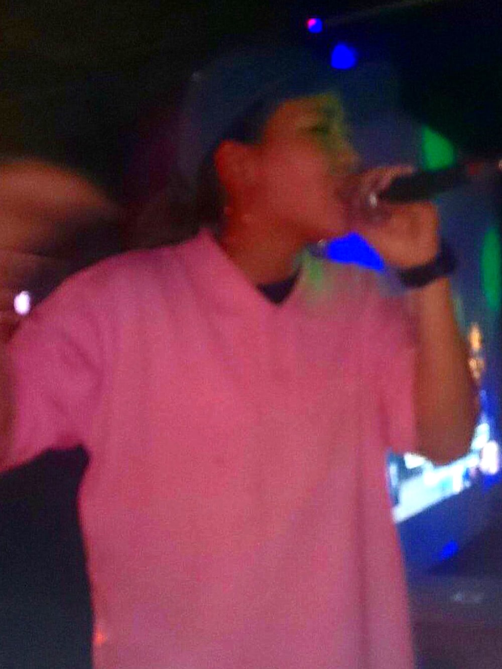 「stussy、LIVE、rapper、HIPHOP、ラッパー、ストリート」｜「STUSSYのアイテム（ポロシャツ、ピンク系）」を使った、MC SWEさん（レディース・160cm）の春コーディネートの1枚目の写真