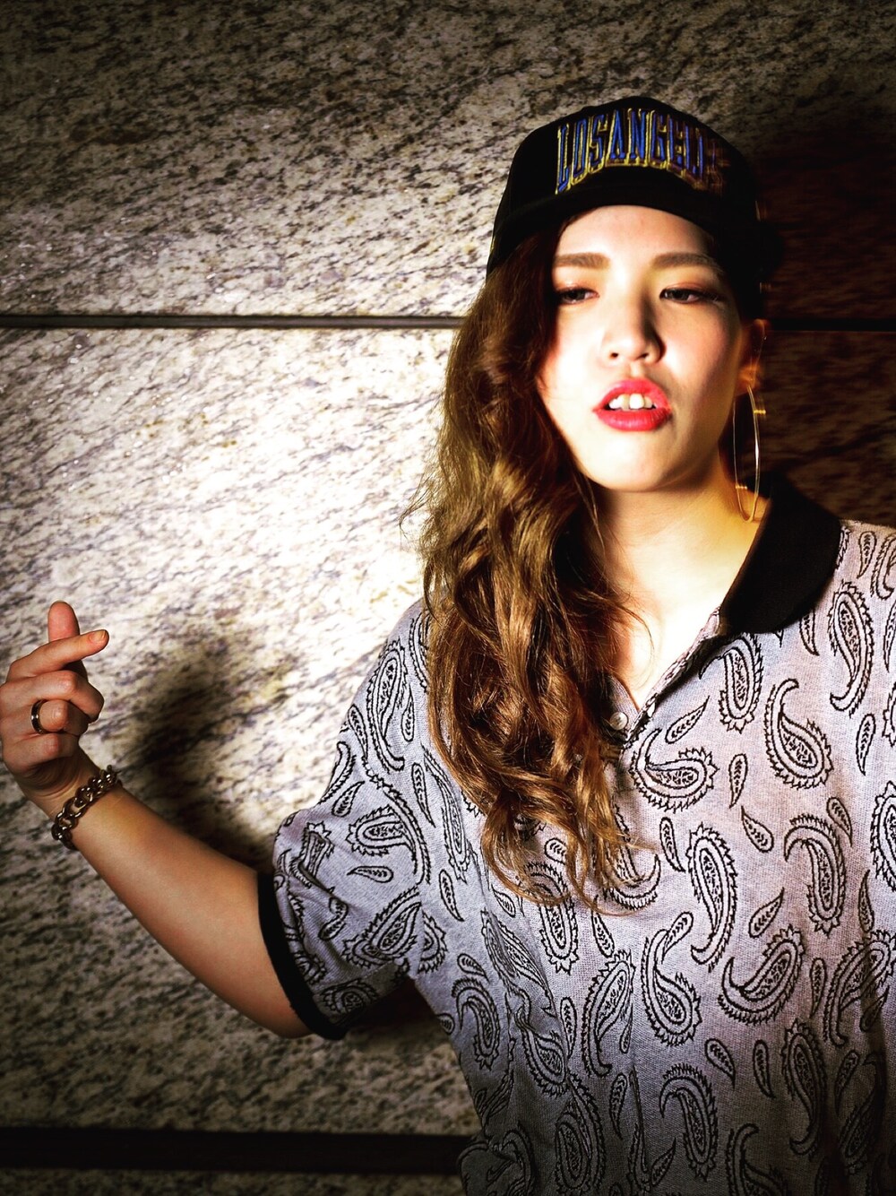 「stussy、rapper、ラッパー、HIPHOP、ストリート、Bgirl」｜「STUSSYのPaisley Jacquard Polo（ポロシャツ、グレー系）」を使った、MC SWEさん（レディース・160cm）の夏コーディネートの1枚目の写真