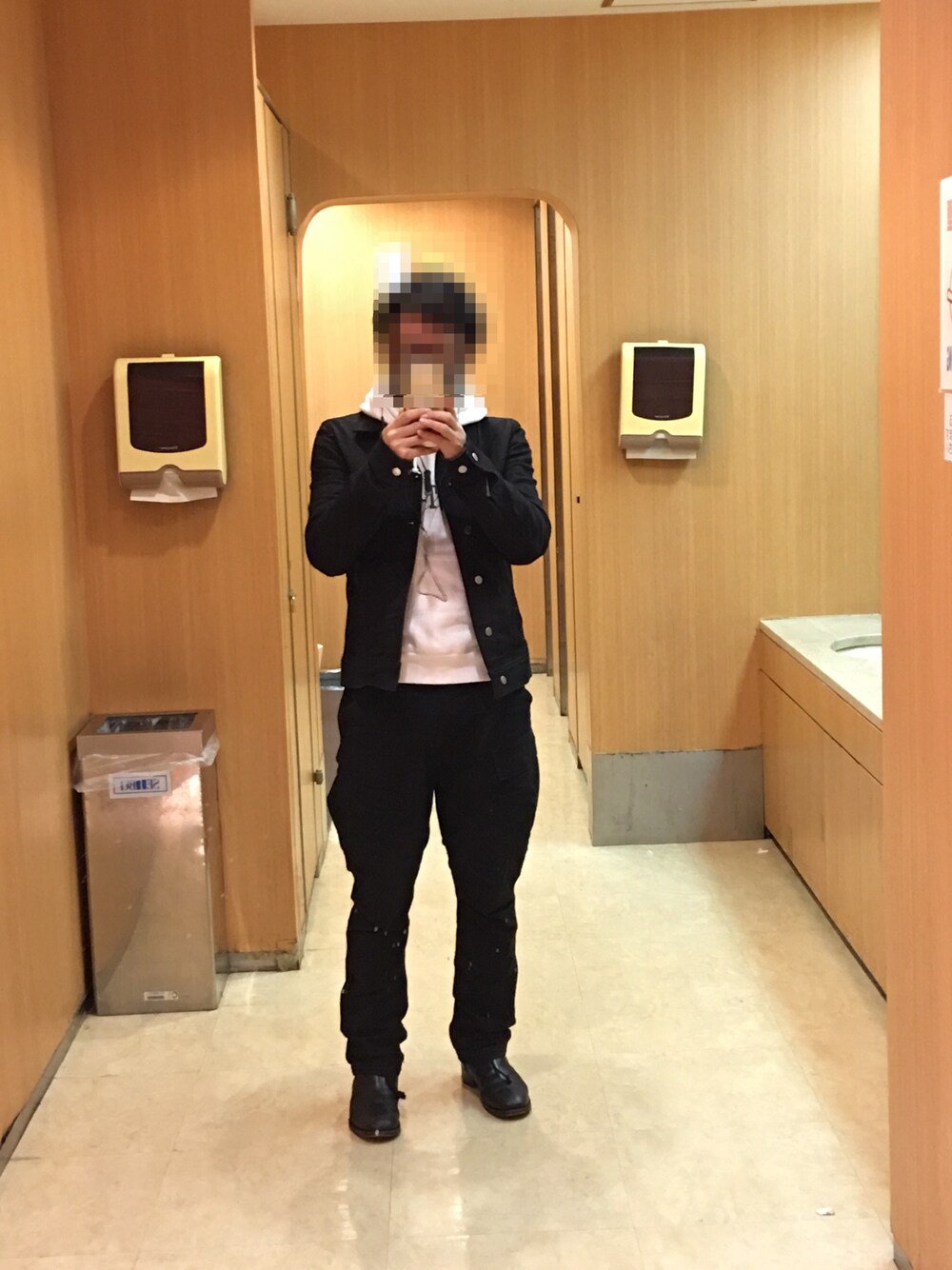 「シンプルコーデ、monotone」｜「KRIS VAN ASSCHEのアイテム（デニムジャケット、ブラック系）」を使った、ウエダ上ださん（メンズ・173cm）の春コーディネートの1枚目の写真