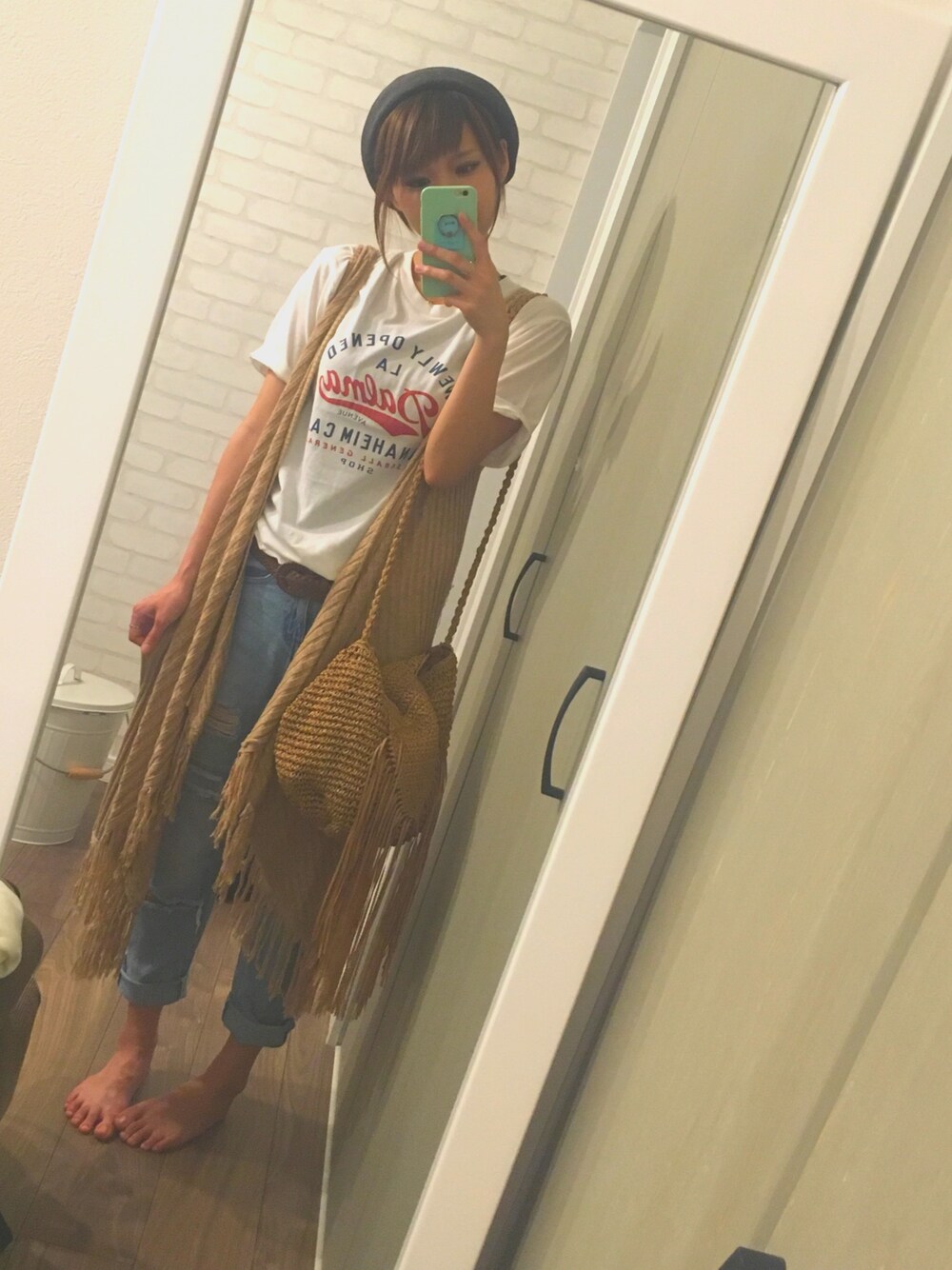 ホワイト系のTシャツ/カットソー、ブラウン系のショルダーバッグ、ブルー系のデニムパンツを着用したレディースの夏コーディネートの1枚目の写真