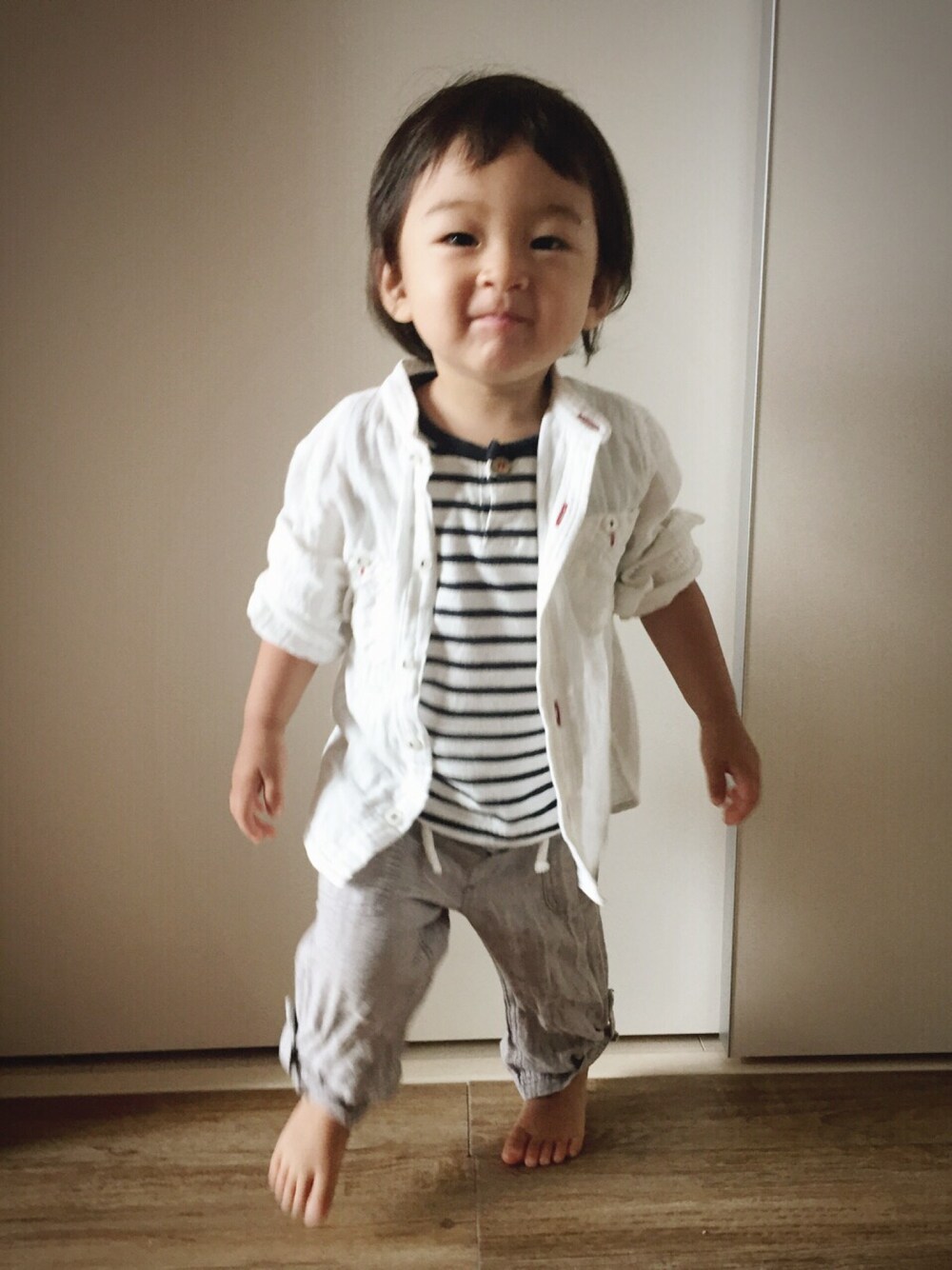 「キッズコーデ、白シャツ、しましま、ボーダー、麻シャツ、さわやかコーデ、1歳、男の子、無印良品、H&M baby」｜「無印良品のアイテム（シャツ/ブラウス、ホワイト系）」を使った、Saurusさん（キッズ・80cm）の夏コーディネートの1枚目の写真