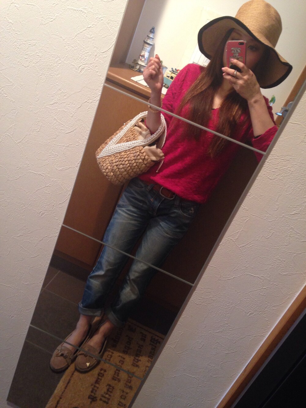 ブルー系のデニムパンツ、ベージュ系のモカシン/デッキシューズ、ベージュ系のハンドバッグを着用したレディースの春コーディネートの1枚目の写真