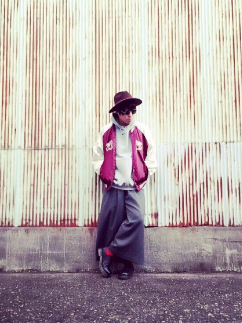 「スカジャン、ナイキ、パーカー、ワイドパンツ、Dr.Martens、古着、個性派、おしゃれさんと繋がりたい」｜「TEN CARATのアイテム（ジャケット/アウター、レッド系）」を使った、Takuさん（メンズ・171cm）の春コーディネートの1枚目の写真