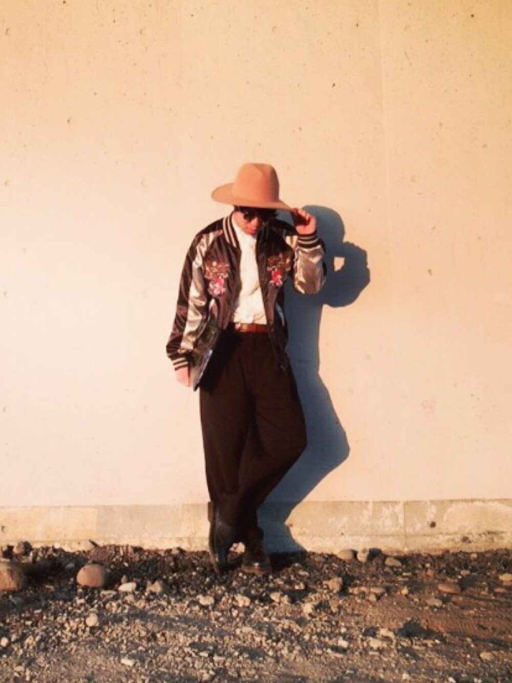 「スカジャン、ノーカラーシャツ、ワイドパンツ、Aライン、タックイン、Dr.Martens、春、黒、白、おしゃれさんと繋がりたい」｜「USEDのアイテム（ジャケット/アウター、ブラック系）」を使った、Takuさん（メンズ・171cm）の春コーディネートの1枚目の写真