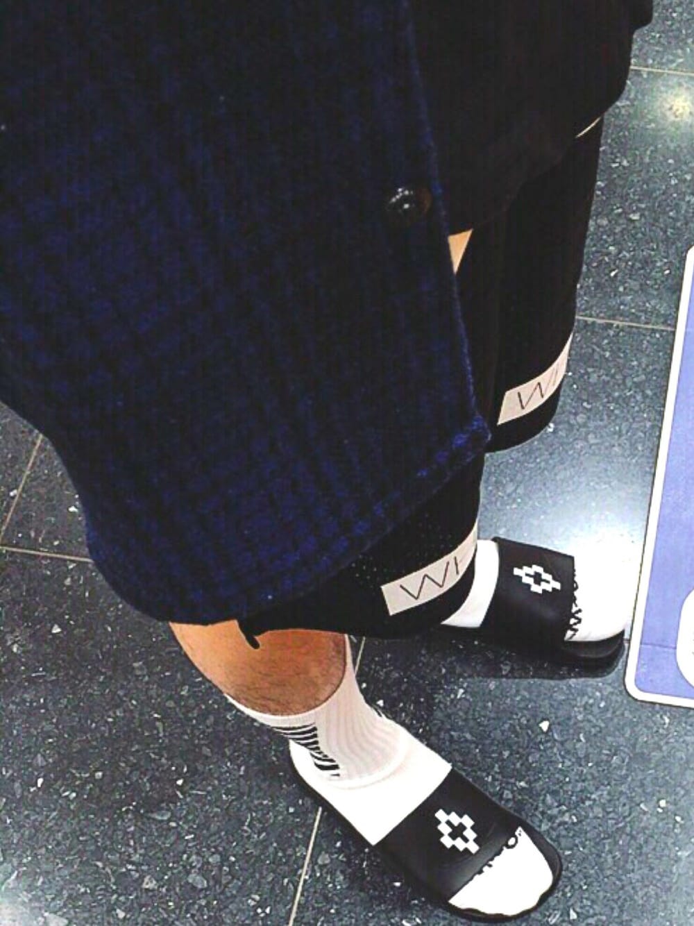 ブルー系のシャツ/ブラウス、ブラック系のその他パンツ、ブラック系のサンダルを着用したメンズの春コーディネートの1枚目の写真