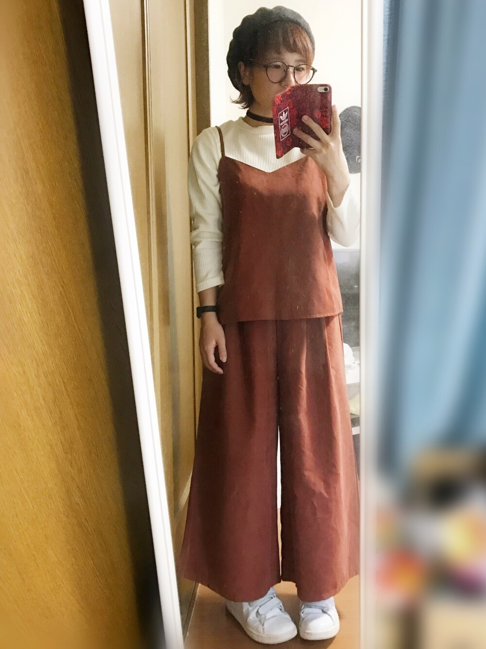 ブラウン系のその他トップス、ホワイト系のスニーカー、ブラック系のアナログ腕時計を着用したレディースの秋コーディネートの1枚目の写真