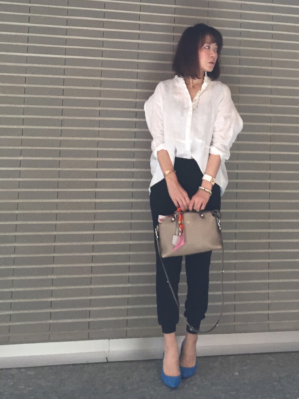 「シンプル、春コーデ、リネンシャツ、大人カジュアル、ママコーデ」｜「Deuxieme Classeのアイテム（その他パンツ、ブラック系）」を使った、イデアルーチェさん（レディース・161cm）の春コーディネートの1枚目の写真