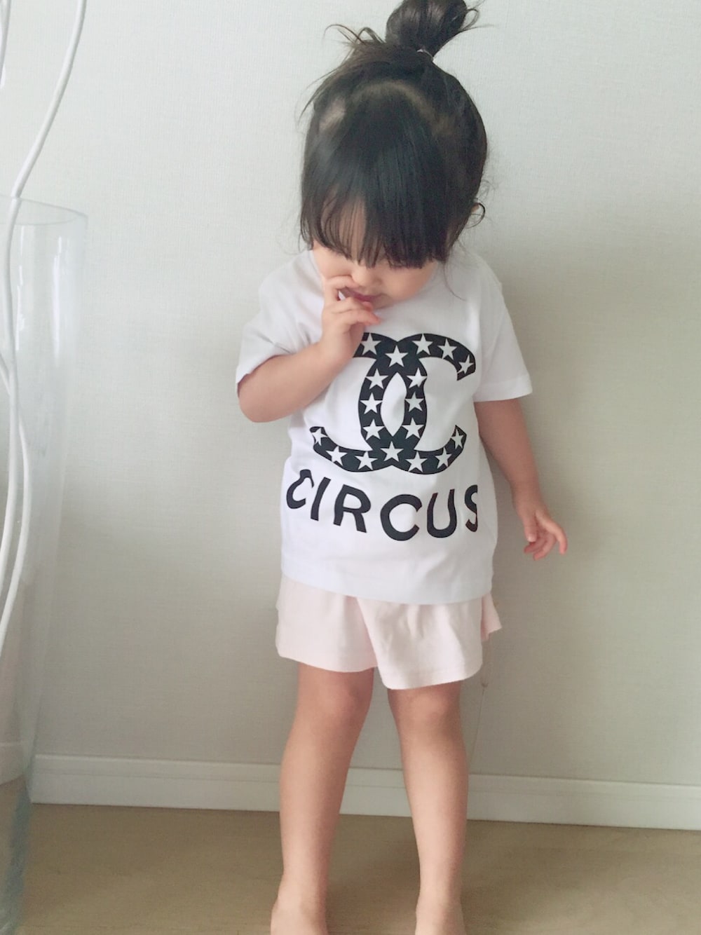 「シンプルコーデ、Tシャツ、ママコーデ、お揃いコーデ、親子コーデ、プチプラ」｜「イデアルーチェのアイテム（Tシャツ/カットソー、ホワイト系）」を使った、イデアルーチェさん（レディース・161cm）の夏コーディネートの1枚目の写真