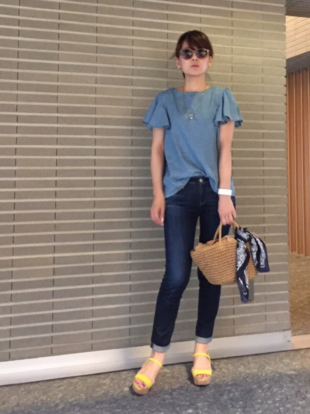 「夏、サンダル、ママコーデ、デニム、AG、デニムオンデニム」｜「イデアルーチェのアイテム（シャツ/ブラウス、ブルー系）」を使った、イデアルーチェさん（レディース・161cm）の夏コーディネートの1枚目の写真