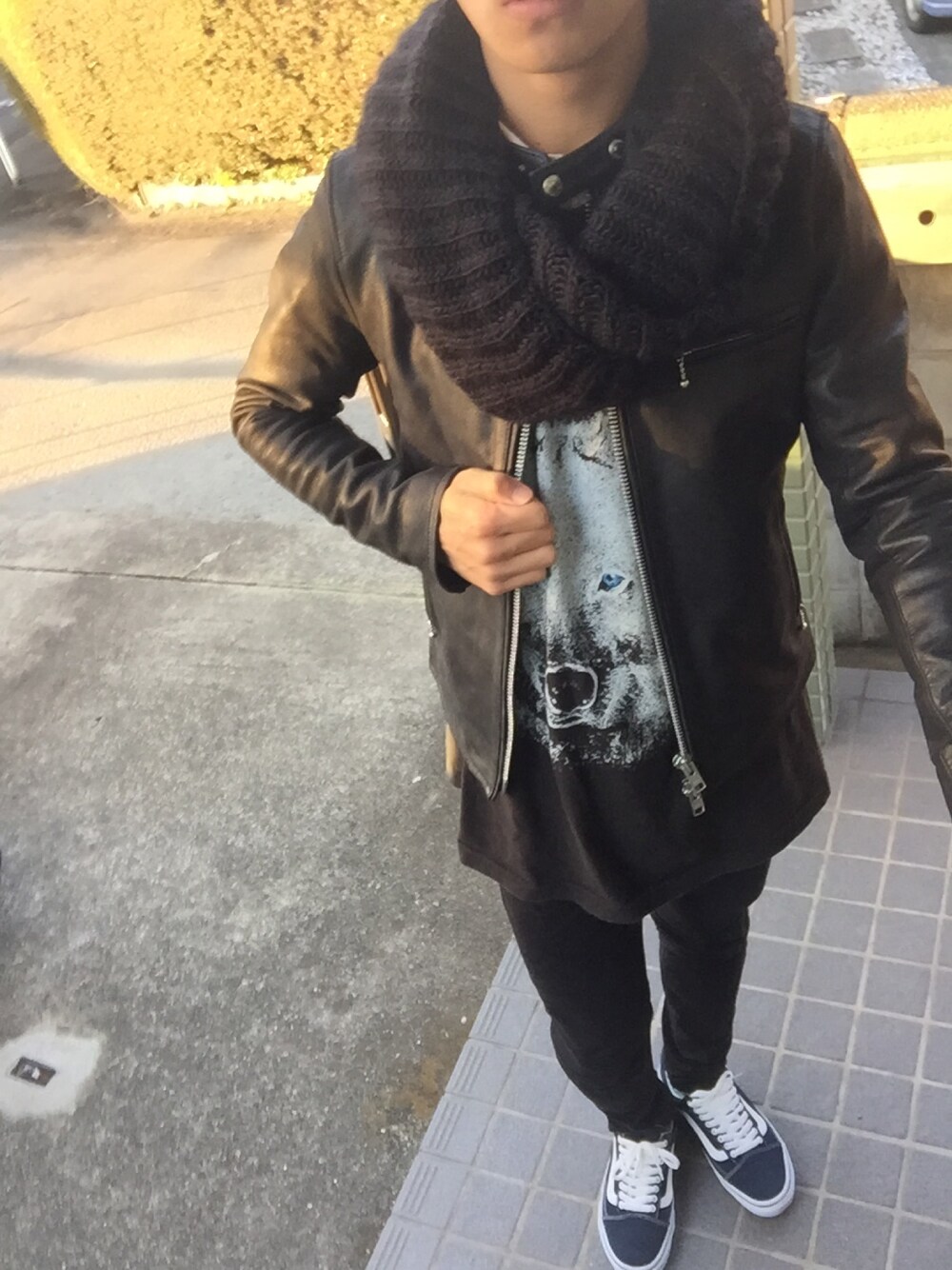 ブラック系のライダースジャケット、ブラック系のTシャツ/カットソー、ブラック系のその他パンツを着用したメンズの冬コーディネートの1枚目の写真