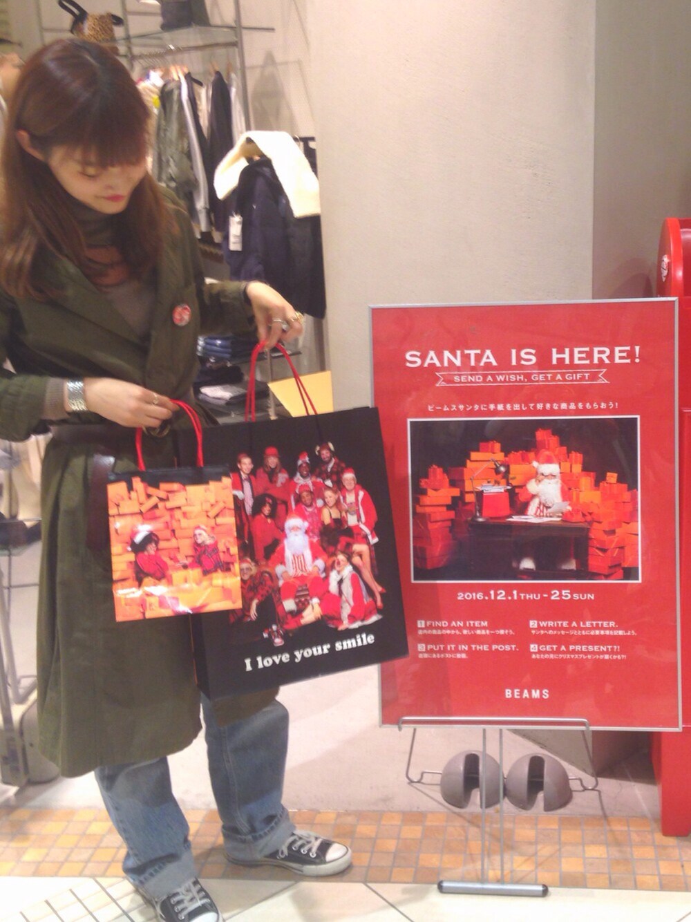 グリーン系のワンピース、ブラウン系のネックレスを着用したレディースの冬コーディネートの1枚目の写真