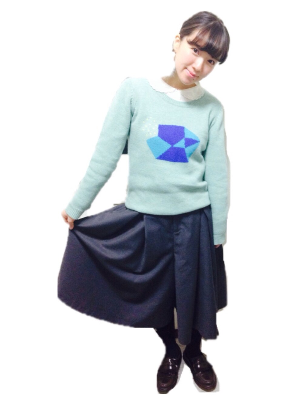 グレー系のその他パンツ、ブラウン系のその他シューズ、ベージュ系のカバーオールを着用したレディースの秋コーディネートの1枚目の写真