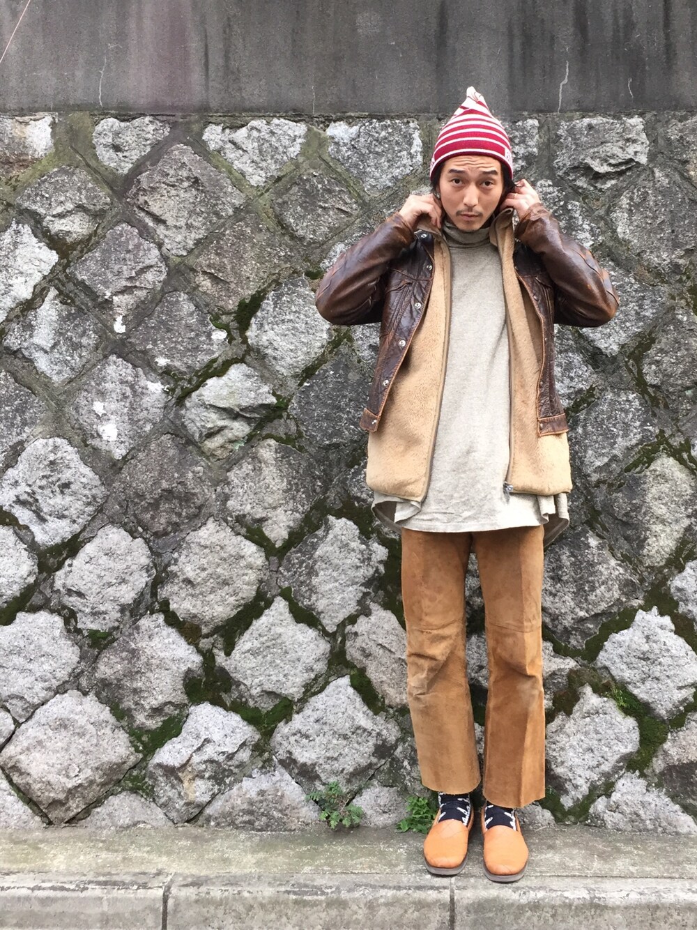 Levi'sのアイテムを使った「レザーパンツ」のメンズ人気ファッション