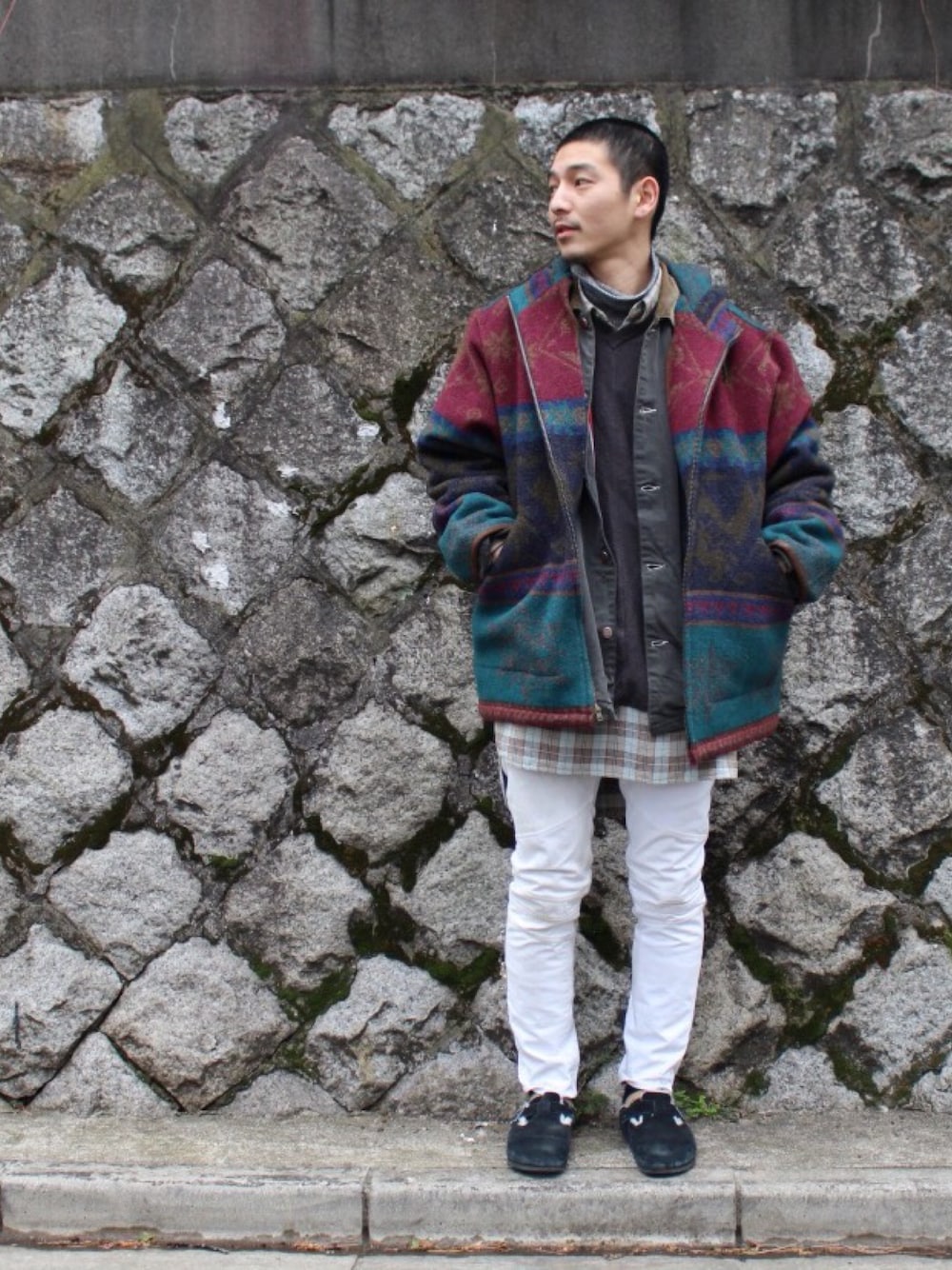 その他のその他アウター、ブラウン系のニット/セーター、ベージュ系のTシャツ/カットソーを着用したメンズの冬コーディネートの1枚目の写真