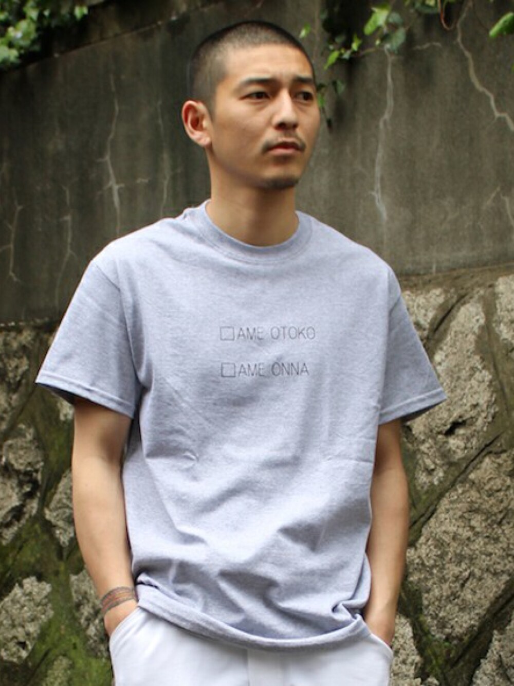 グレー系のTシャツ/カットソー、ホワイト系のその他パンツを着用したメンズの夏コーディネートの1枚目の写真