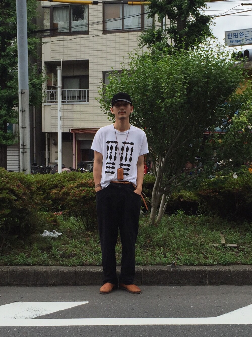 ホワイト系のTシャツ/カットソー、ブラウン系のその他パンツ、ブラウン系のその他シューズを着用したメンズの夏コーディネートの1枚目の写真