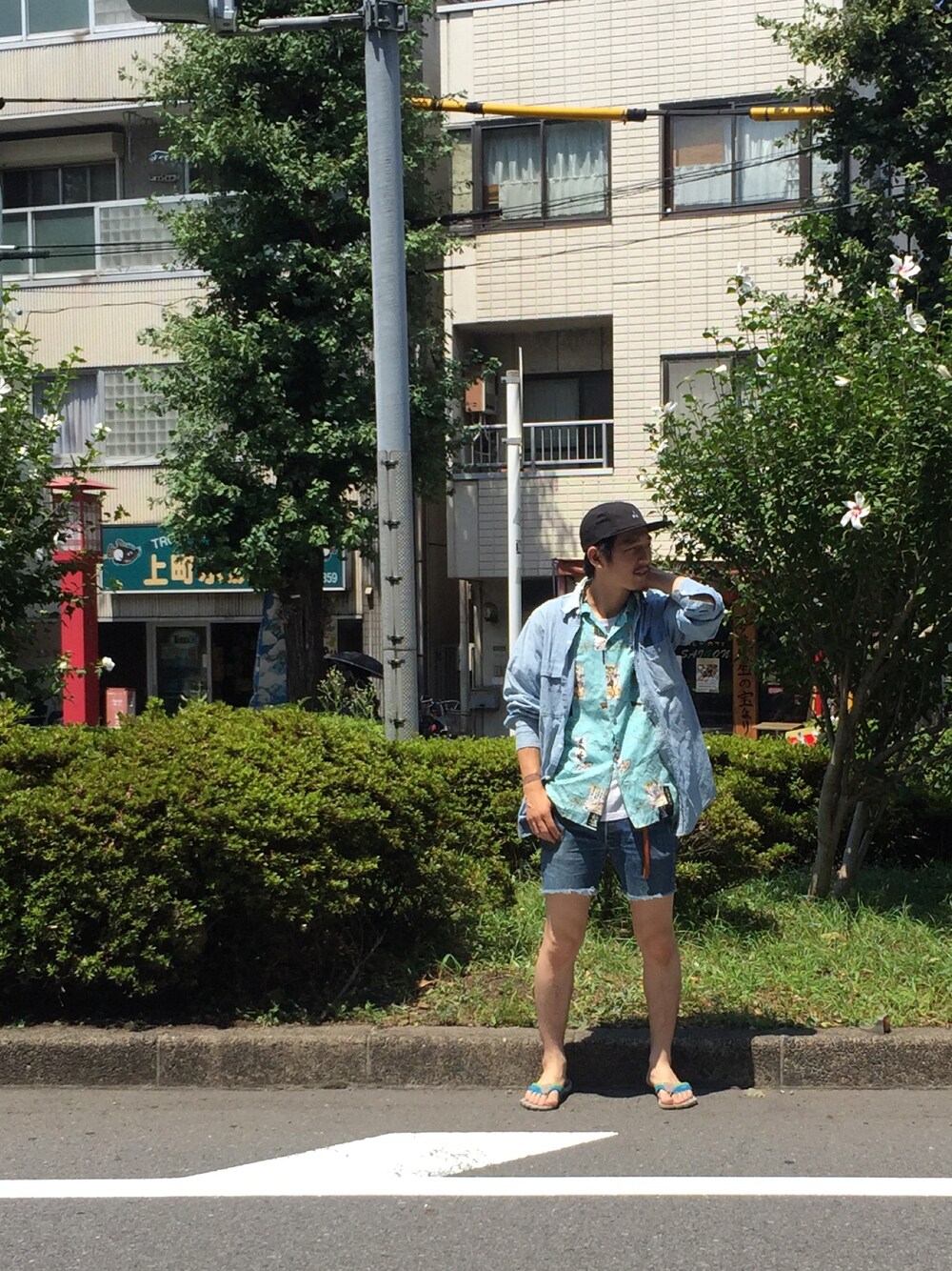 「fridge、fridgesetagaya、fridgevintage、fridgesetagaya出張所、ZOZOTOWN掲載、夏、ティーシャツ、短パン、デニム」｜「sazziのアイテム（サンダル、ブルー系）」を使った、YUUCHIDAさん（メンズ・173cm）の夏コーディネートの1枚目の写真