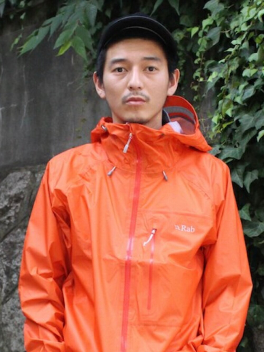 「fridge、fridgesetagaya、fridgesetagaya出張所、ZOZOTOWN掲載、rab、ナイロンジャケット、防水アウター」｜「Rabのアイテム（ナイロンジャケット、レッド系）」を使った、YUUCHIDAさん（メンズ・173cm）の秋コーディネートの1枚目の写真