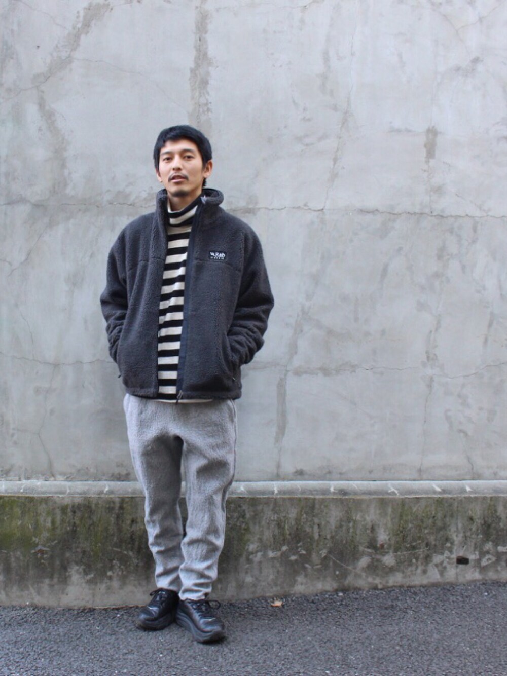 「rab、ラブ、フリース、タートル、ボーダー、スラックス、黒、グレー、冬コーデ」｜「GREEN HILLSの【GREEN HILLS】ボーダー L/S  タートルネック カットソー （Tシャツ/カットソー、ブラック系）」を使った、YUUCHIDAさん（メンズ・173cm）の秋コーディネートの1枚目の写真
