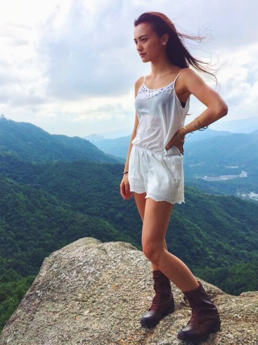 「American Apparelのアイテム（サロペット/オーバーオール、ホワイト系）」を使った、Christy Laiさん（レディース・165cm）の夏コーディネートの1枚目の写真