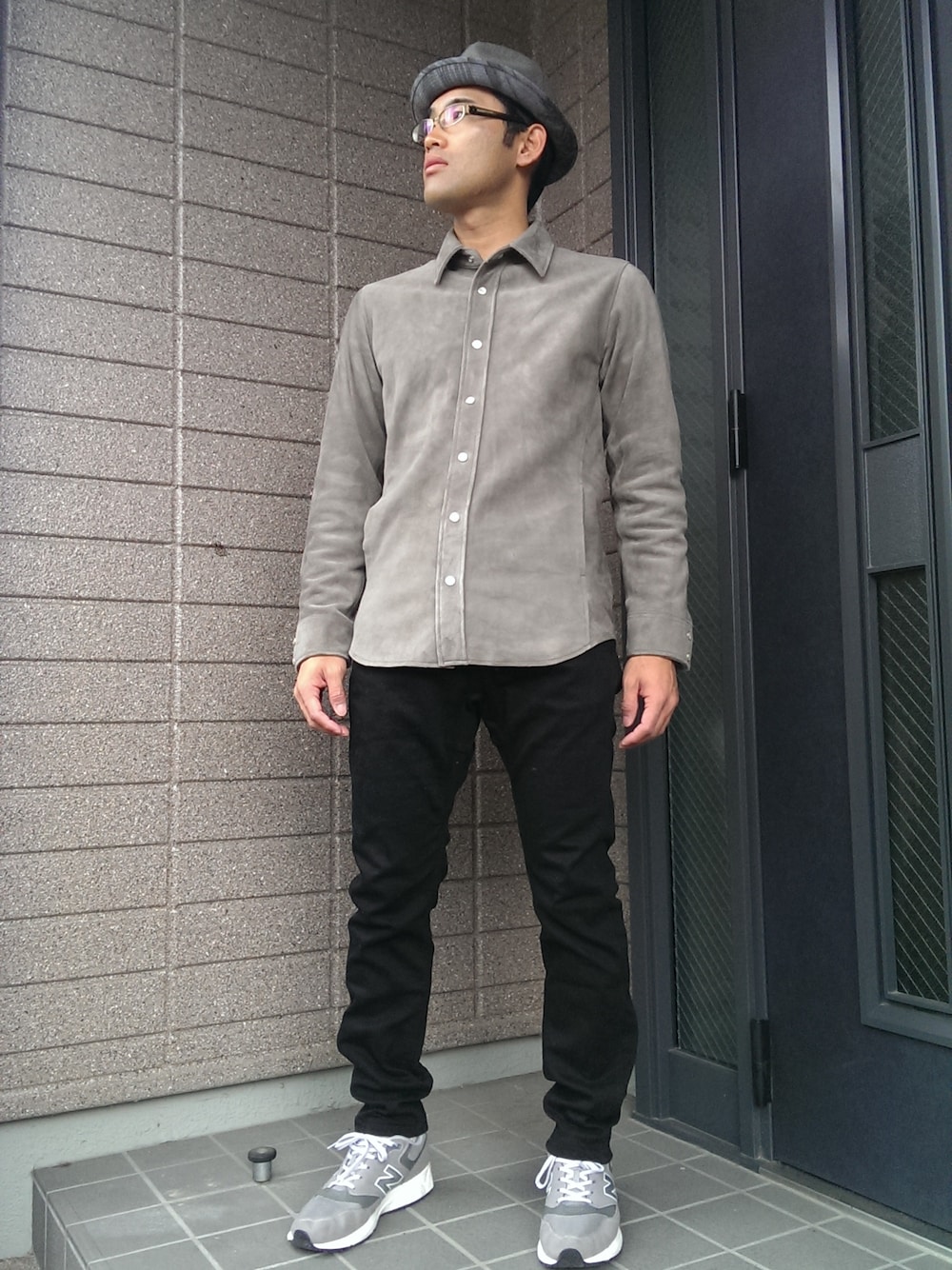 グリーン系のシャツ/ブラウス、ブラック系のその他パンツ、グレー系のハットを着用したメンズの春コーディネートの1枚目の写真