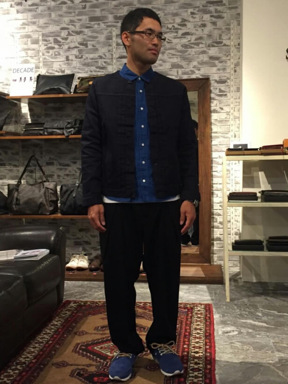 ブルー系のデニムジャケット、ブラック系のスラックス、ブルー系のその他パンツを着用したメンズの春コーディネートの1枚目の写真