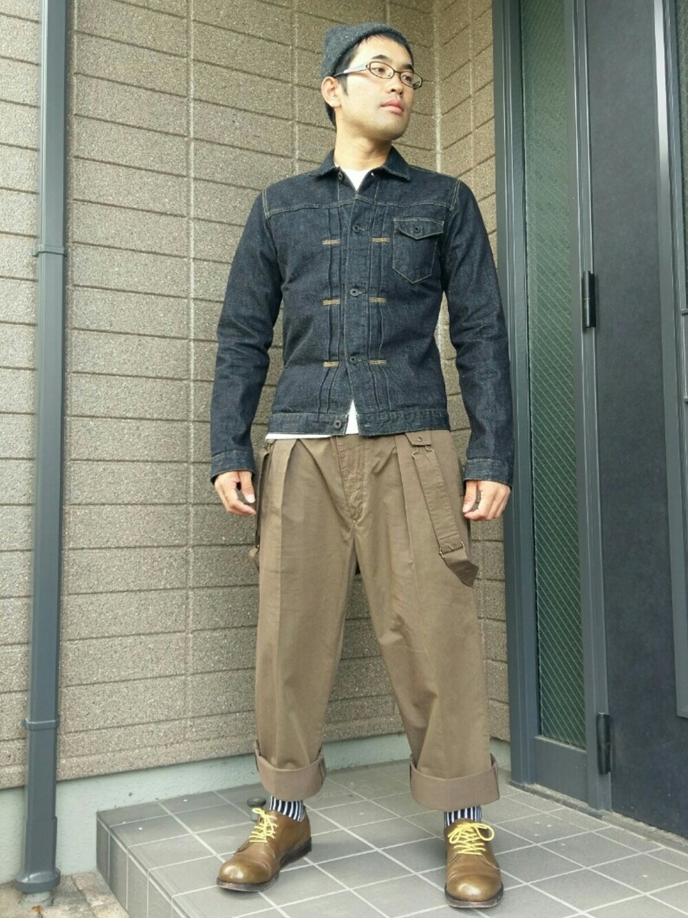 ブラウン系のその他パンツ、ブルー系のデニムジャケット、ブラウン系のつなぎ/オールインワンを着用したメンズの秋コーディネートの1枚目の写真