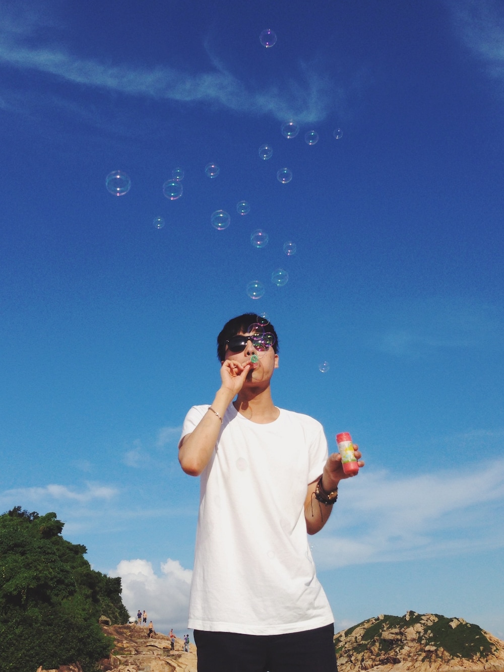 「beach、Hong Kong、hkboy、MUJI、TOPMAN、bubble、mood」｜「無印良品のアイテム（Tシャツ/カットソー、ホワイト系）」を使った、Martin Loさん（メンズ・168cm）の夏コーディネートの1枚目の写真
