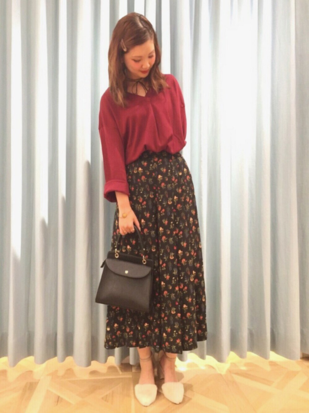 「秋コーデ、シンプルコーデ、ボルドー、ファー小物、カジュアル、ootd、原宿、LOWRYS FARM」｜「LOWRYS FARMの80/2スムースVネックプルオーバー　734712（Tシャツ/カットソー、レッド系）」を使った、yuka LOWRYS FARM吉祥寺さん（レディース・153cm）の秋コーディネートの1枚目の写真