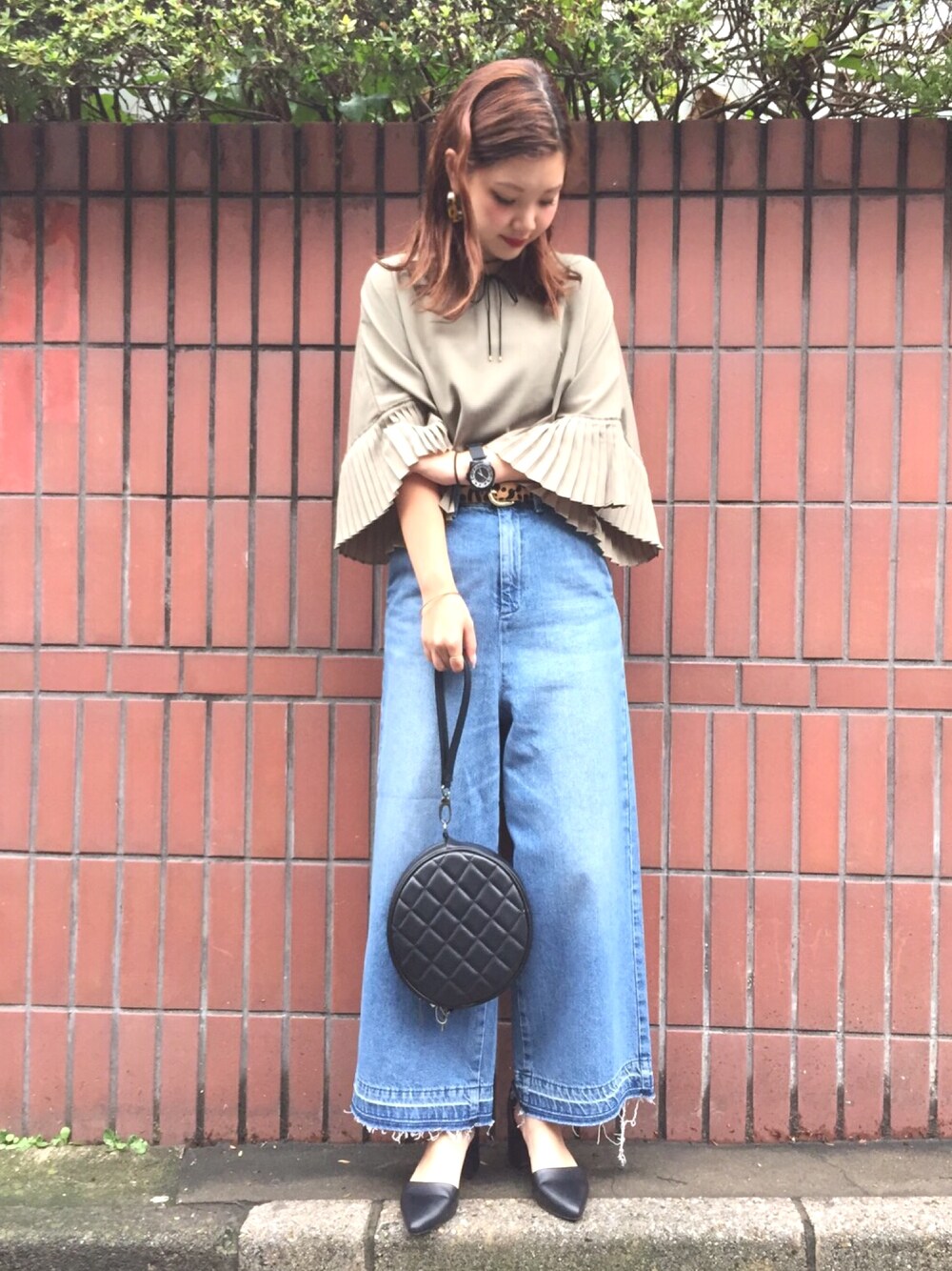 「オトナカジュアル、パンツスタイル、デニム、ワイドパンツ、カーキ、ootd、原宿、LOWRYS FARM」｜「LOWRYS FARMのＣＯＮＥフリンジワイドパンツ  734084（デニムパンツ、ブルー系）」を使った、yuka LOWRYS FARM吉祥寺さん（レディース・153cm）の秋コーディネートの1枚目の写真