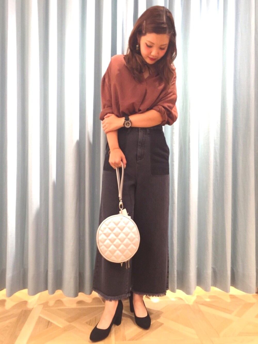 「秋コーデ、オトナカジュアル、デニム、シャツスタイル、ワイドパンツ、LOWRYS FARM、原宿、ootd」｜「LOWRYS FARMのＴＲスキッパーＬＳ  734477（シャツ/ブラウス、ブラウン系）」を使った、yuka LOWRYS FARM吉祥寺さん（レディース・153cm）の秋コーディネートの1枚目の写真