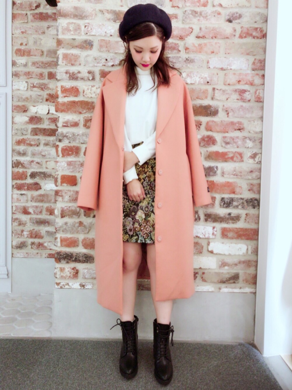「冬、白ニット、カジュアル、オトナカジュアル、ブーツ、ベレー帽、コート、ootd、LOWRYS FARM、原宿」｜「LOWRYS FARMのエアウールワイドラペルロングコート 732642（チェスターコート、ピンク系）」を使った、yuka LOWRYS FARM吉祥寺さん（レディース・153cm）の秋コーディネートの1枚目の写真