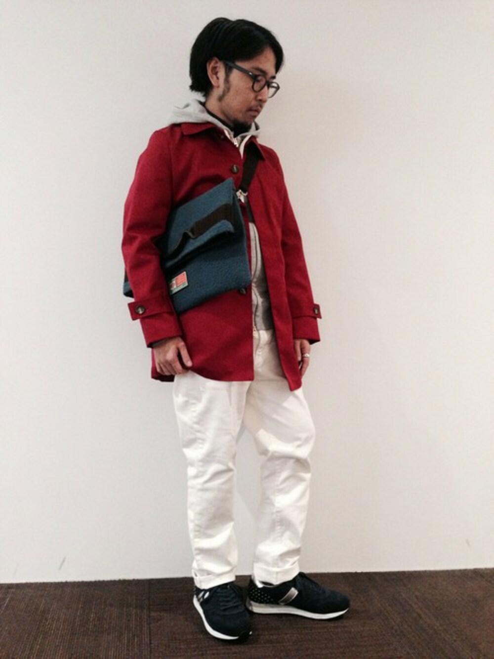 「スニーカー、ステンカラーコート、パーカー、ホワイトデニム」｜「MORGAN HOMMEのスタッズランシュー/スニーカー（スニーカー、ブルー系）」を使った、TETSUさん（メンズ・162cm）の秋コーディネートの1枚目の写真