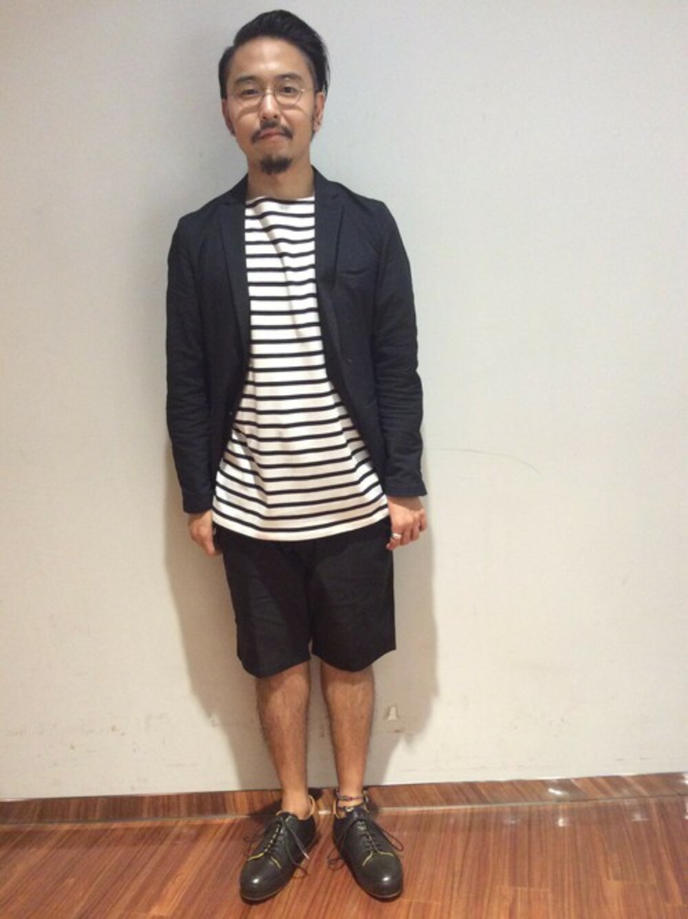 「ジャケット、セットアップ、丸メガネ、タンパンスタイル」｜「MORGAN HOMMEのコットンストレッチショーツ/ショートパンツ（その他パンツ、ブラック系）」を使った、TETSUさん（メンズ・162cm）の夏コーディネートの1枚目の写真