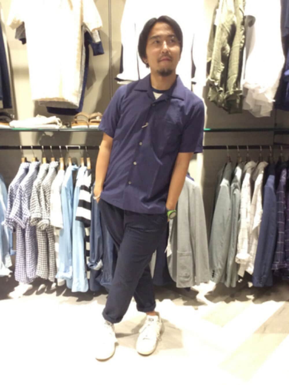 「夏、ラフ、オトナカジュアル、スニーカー、休日スタイル、モノトーン、レイヤードスタイル、丸メガネ」｜「MORGAN HOMMEのボーリングシャツ（シャツ/ブラウス、ブルー系）」を使った、TETSUさん（メンズ・162cm）の夏コーディネートの1枚目の写真