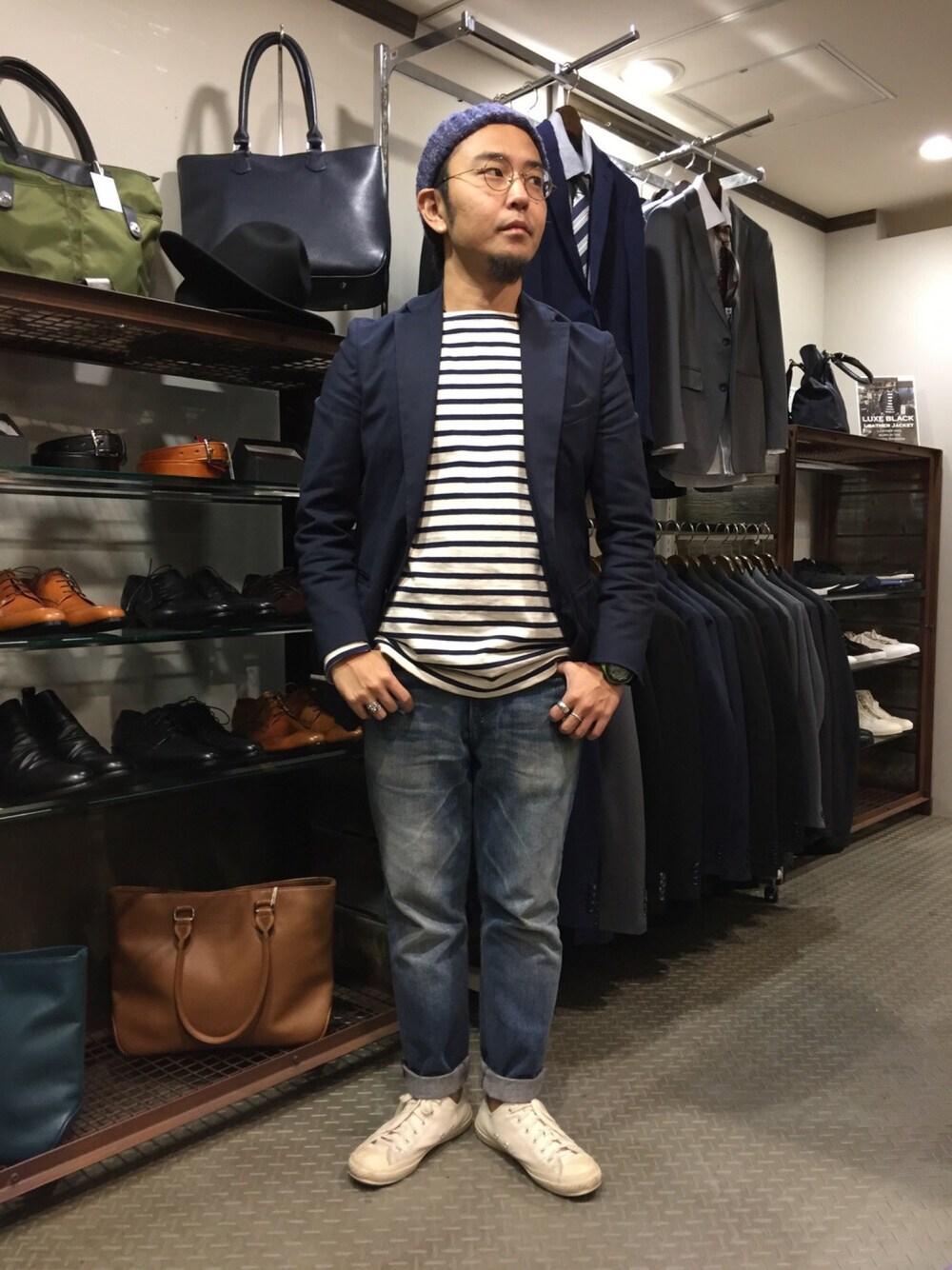 「シンプル、大人カジュアル、アキコーデ、スキニー、丸メガネ、スニーカー、ニット帽」｜「MORGAN HOMMEのリラックスジャケット（テーラードジャケット、ブルー系）」を使った、TETSUさん（メンズ・162cm）の秋コーディネートの1枚目の写真