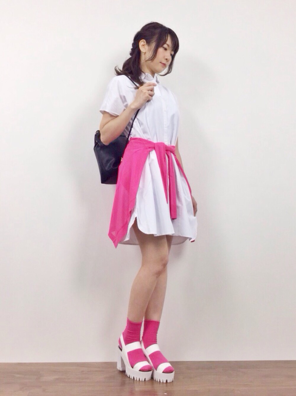 「白シャツ、HARE、EMODA、シャツワンピ、黒リュック、厚底サンダル、腰巻きスタイル、plain clothing」｜「HAREのウシロポケットシャツワンピース（HARE）（シャツワンピース、ホワイト系）」を使った、naoさん（レディース・165cm）の夏コーディネートの1枚目の写真