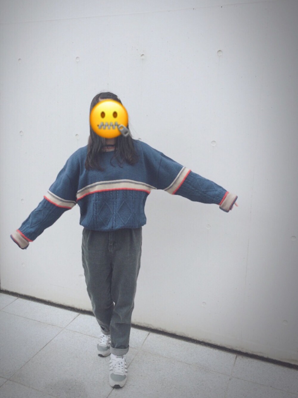 「セーター、おさがり、tiptop、シャツイン、ダサい、へんなポーズ、グラニー、adidas」｜「おさがりのアイテム（ニット/セーター、ブルー系）」を使った、sacoさん（レディース・153cm）の秋コーディネートの1枚目の写真