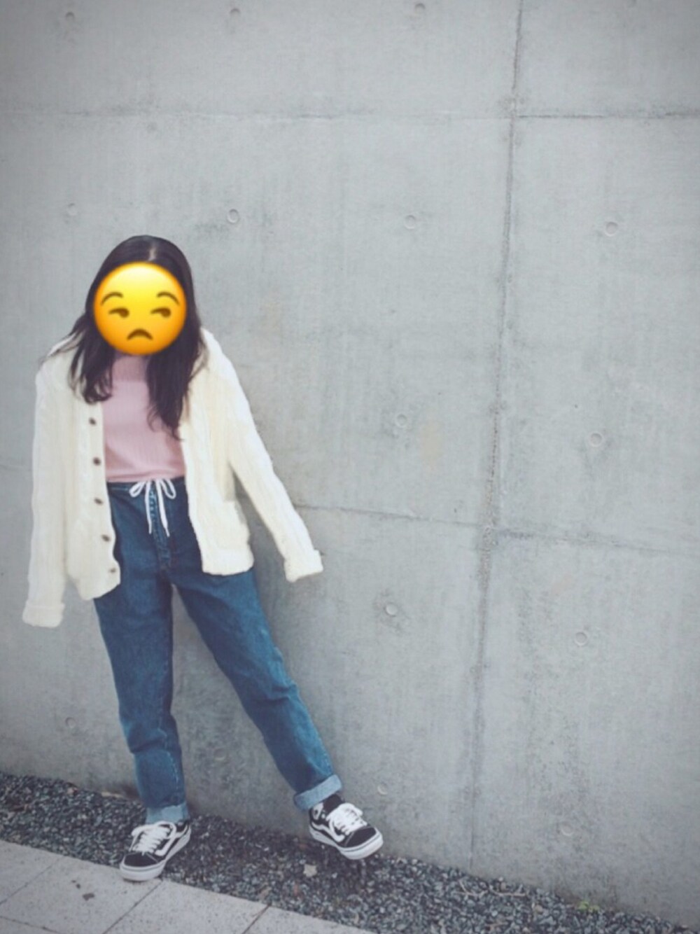 「ニットカーディガン、靴ヒモベルト、デニム、ゆる、シャツイン、ピンク、バンズ、ジーユー」｜「GUのアイテム（Tシャツ/カットソー、ピンク系）」を使った、sacoさん（レディース・153cm）の秋コーディネートの1枚目の写真