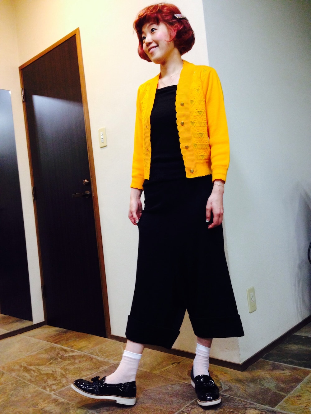 「くろ、つなぎ、カーディガン、ソックス」｜「RonHerman VINTAGEのイエローでハート柄なカーディガン❤︎（カーディガン/ボレロ、イエロー系）」を使った、戸井田ひろみさん（レディース・165cm）の夏コーディネートの1枚目の写真