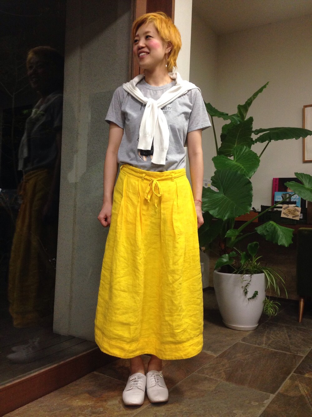 「キイロ、付録、きいろとグレー、麻のスカート、白いくつ、カーディガン肩かけ」｜「キッテの中のお洋服屋さんのきいろ♪♪

きいろ♪♪

きいろ♪♪（スカート、イエロー系）」を使った、戸井田ひろみさん（レディース・165cm）の夏コーディネートの1枚目の写真