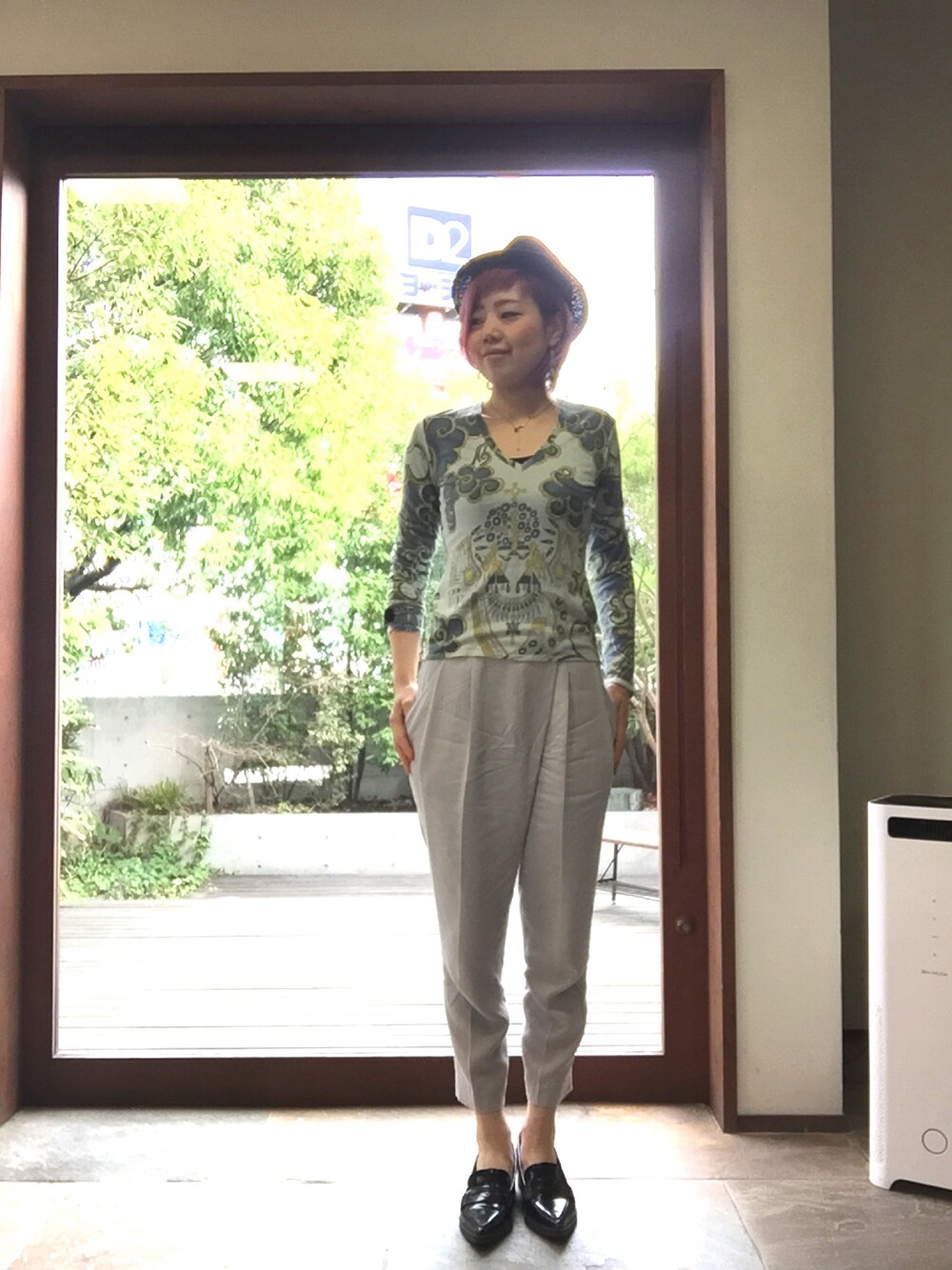「プッチ柄、オトナ、おとなコーデ、パンツスタイル、差し色はクロ、ハット」｜「EMILIO PUCCIのアイテム（ニット/セーター、グリーン系）」を使った、戸井田ひろみさん（レディース・165cm）の春コーディネートの1枚目の写真
