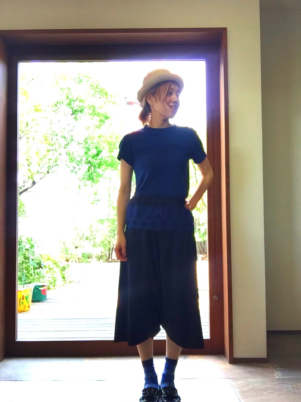 「夏コーデ、ブラック、コムデギャルソン、トリココムデギャルソン、ハット、ブルー、マリメッコ」｜「tricot COMME des GARCONSのアイテム（Tシャツ/カットソー、ブルー系）」を使った、戸井田ひろみさん（レディース・165cm）の夏コーディネートの1枚目の写真