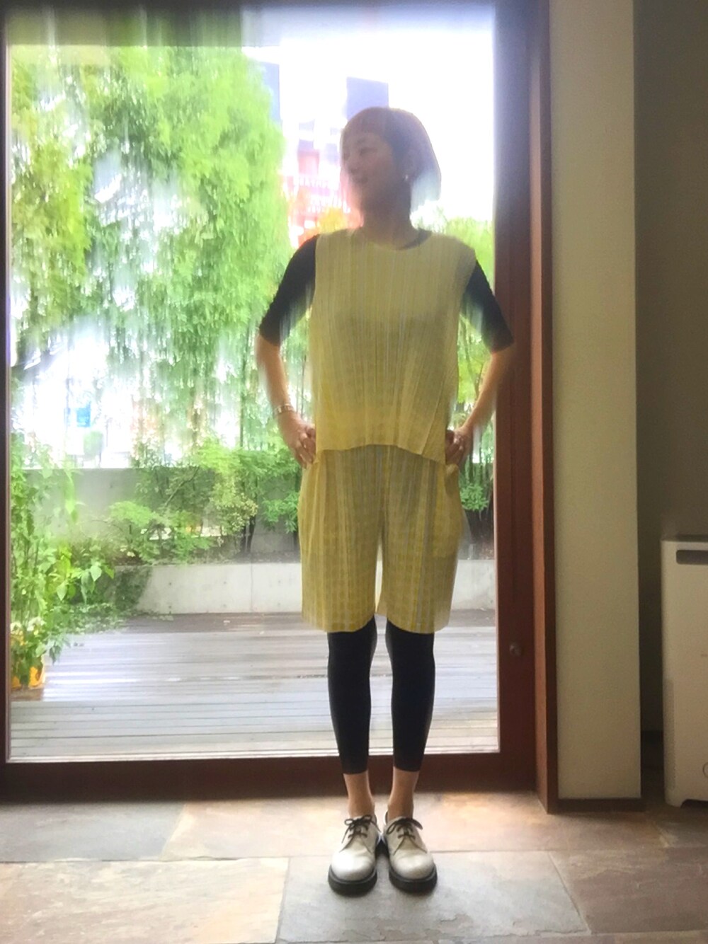 「プリーツプリーズ、ドット、黄色、黄色×白、プリーツ、セットアップ、ドクターマーチン、ホップ」｜「PLEATS PLEASEのアイテム（ベスト、イエロー系）」を使った、戸井田ひろみさん（レディース・165cm）の秋コーディネートの1枚目の写真