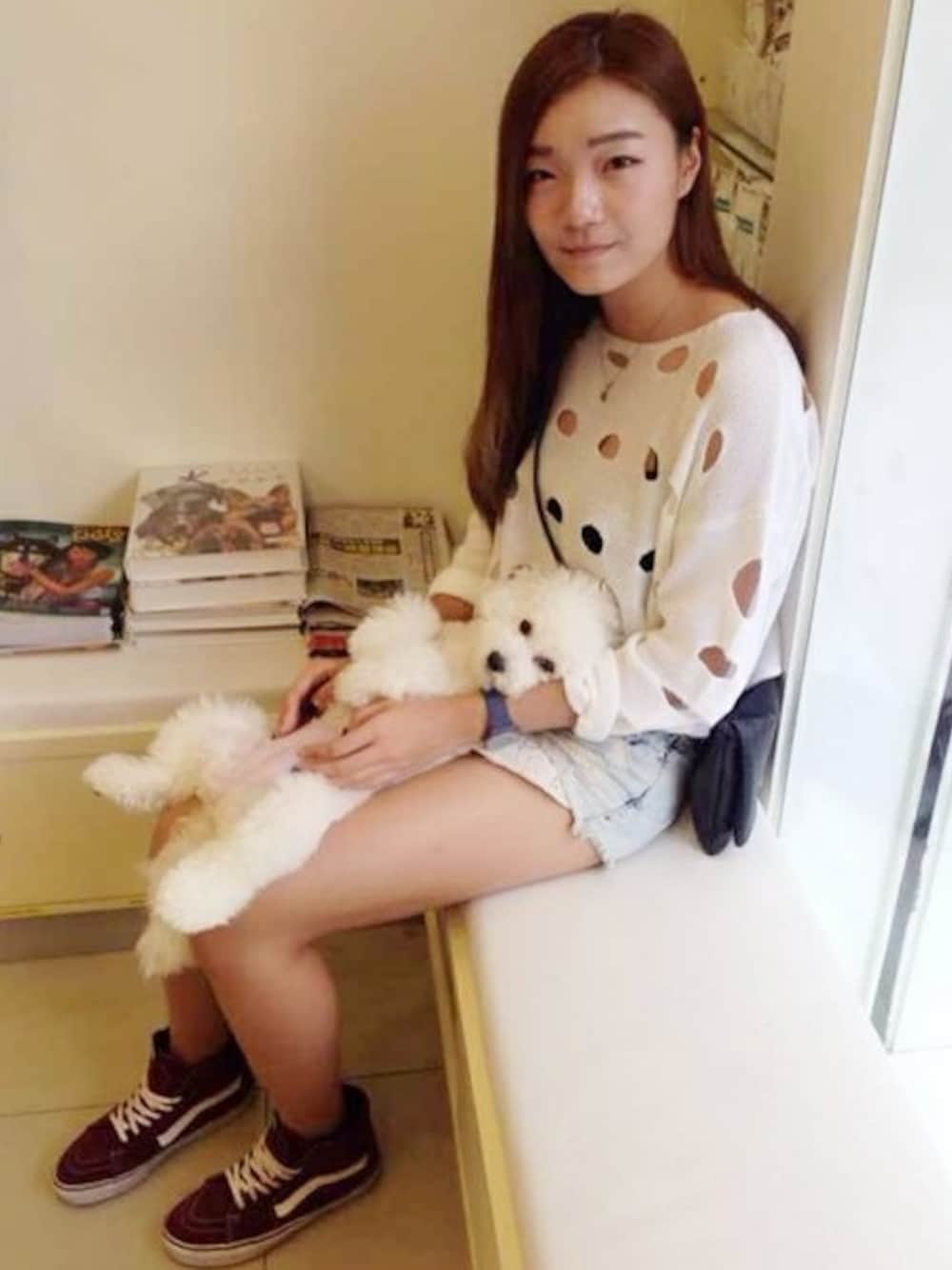 レッド系のスニーカー、ブルー系のアナログ腕時計を着用したレディースの秋コーディネートの1枚目の写真