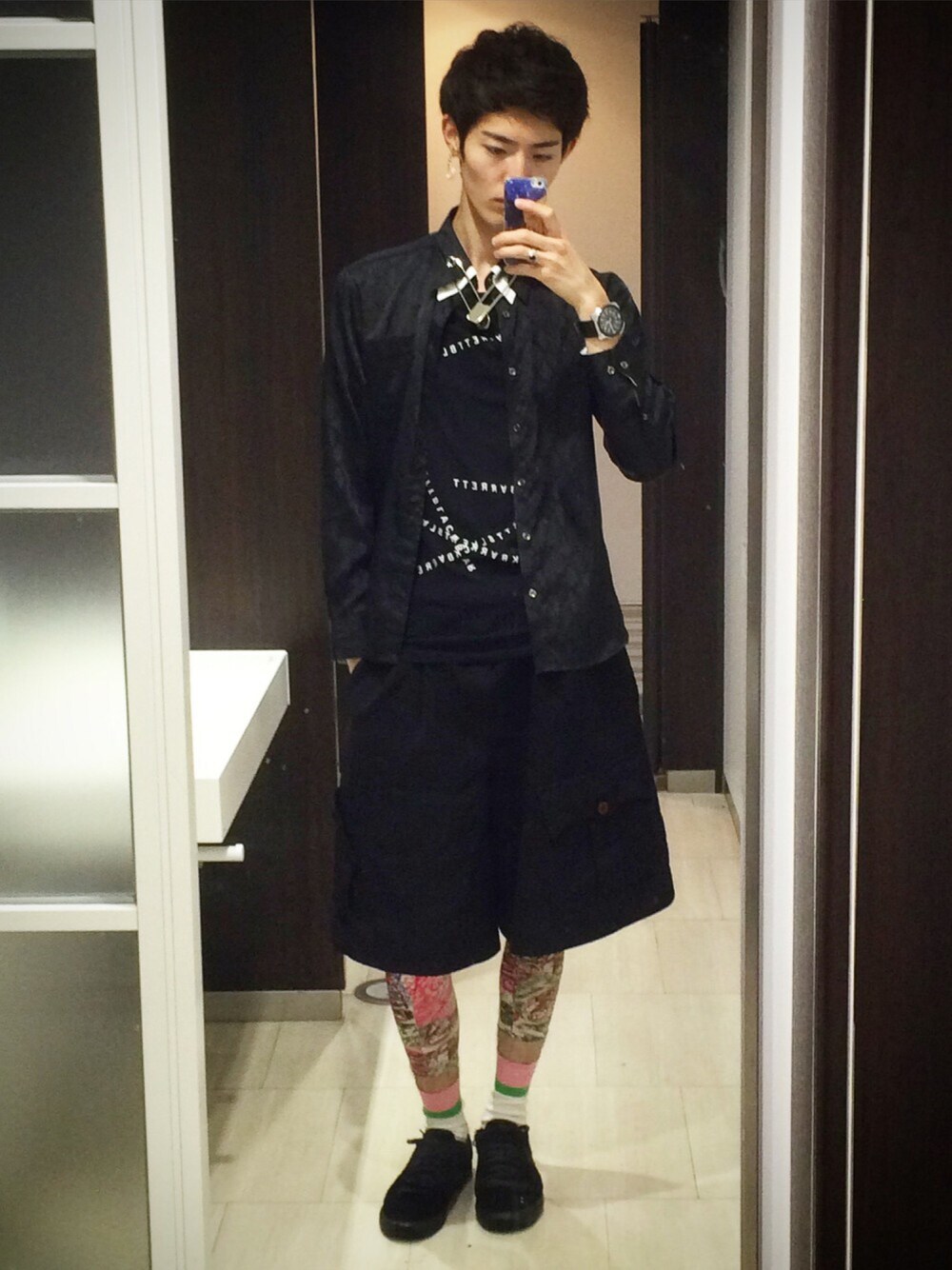 ブラック系のシャツ/ブラウス、ブルー系のスラックス、ブラック系のTシャツ/カットソーを着用したメンズの夏コーディネートの1枚目の写真