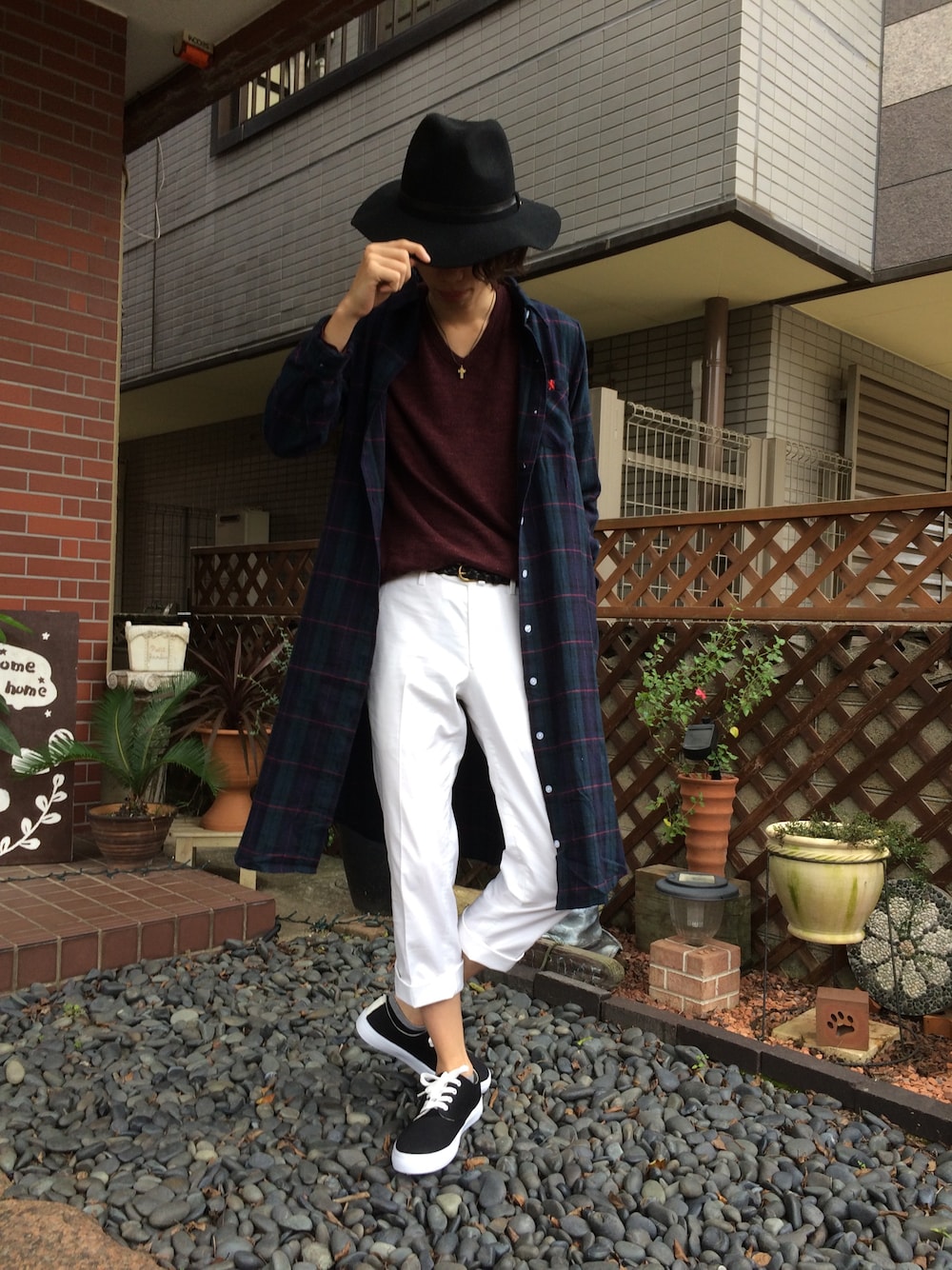 「ネルシャツワンピース、白パンツ、ハット」｜「GIORDANOのアイテム（シャツワンピース、グリーン系）」を使った、みらぶる/黒廻さん（メンズ・175cm）の秋コーディネートの1枚目の写真