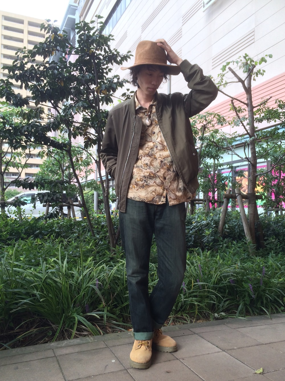 「MA-1、ツバ広ハット、柄シャツ、デニム」｜「古着のアイテム（シャツ/ブラウス、その他）」を使った、みらぶる/黒廻さん（メンズ・175cm）の秋コーディネートの1枚目の写真