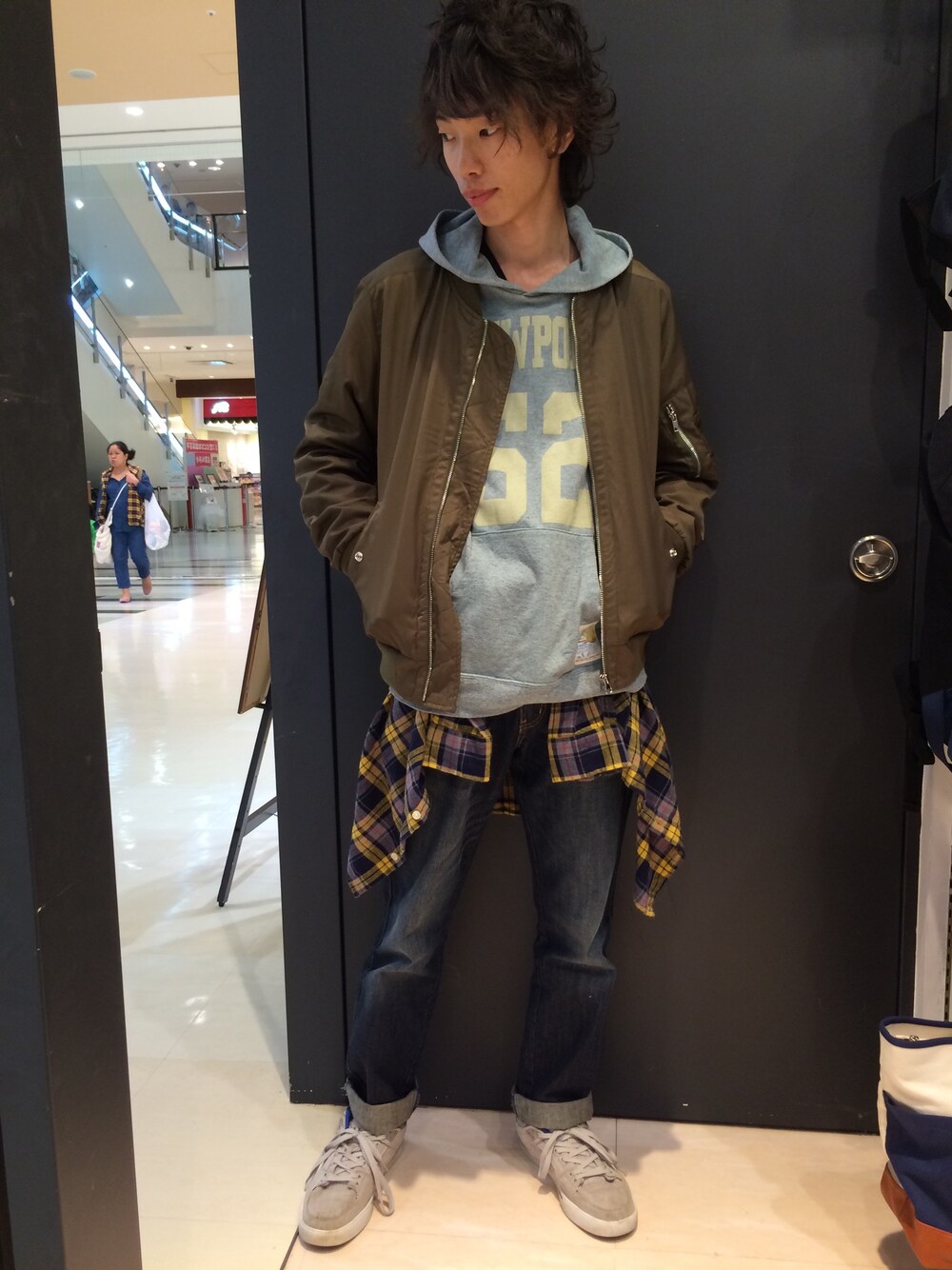 「MA-1、プルオーバー、パーカー、デニム、着回しコーデ」｜「GIORDANOの[GIORDANO]ライオン刺繍フランネルチェックシャツ（シャツ/ブラウス、イエロー系）」を使った、みらぶる/黒廻さん（メンズ・175cm）の秋コーディネートの1枚目の写真