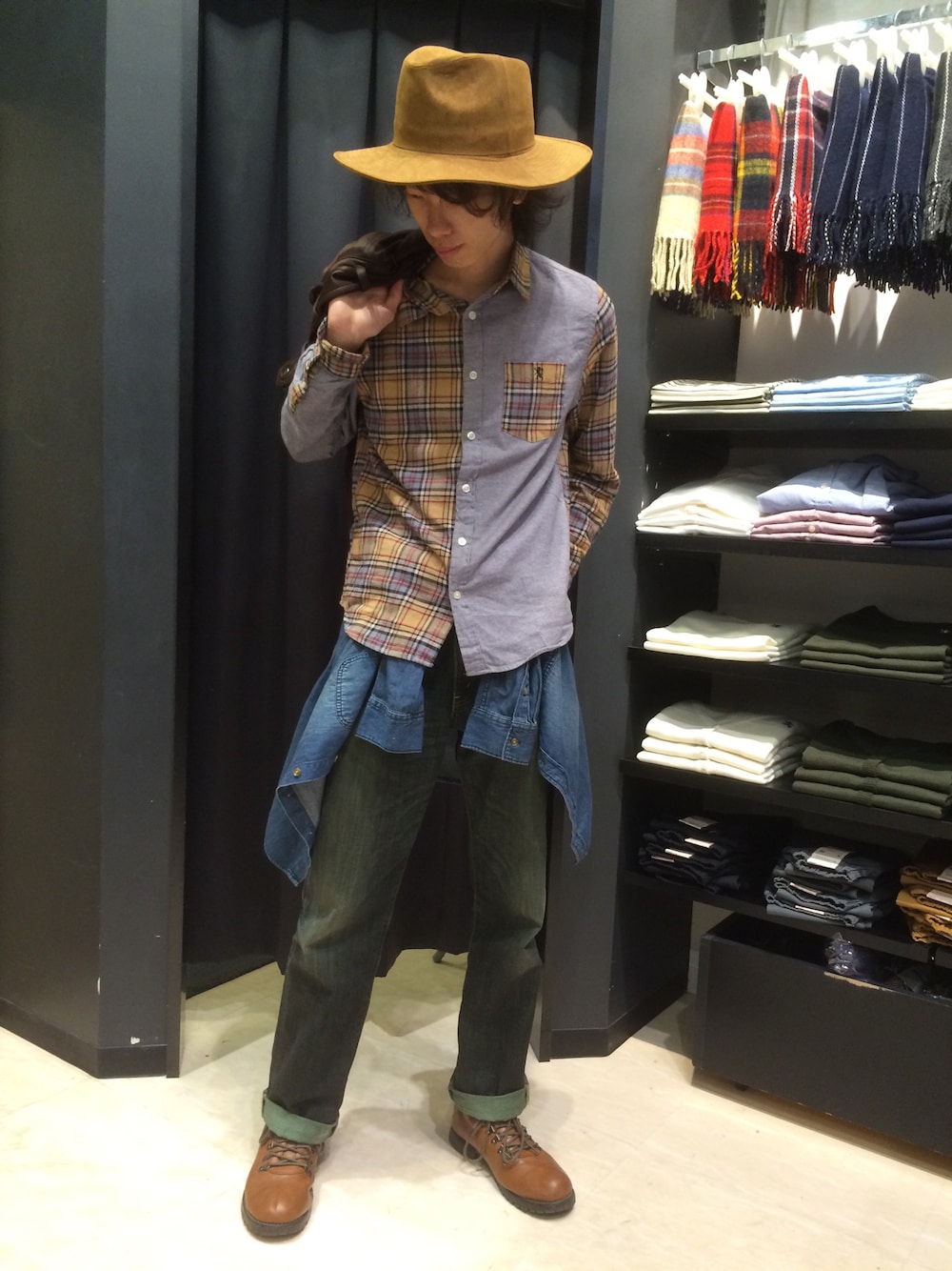 「ハット、ネルシャツ、シャツ×シャツ、デニムオンデニム、デニム×デニム、シャツオンシャツ」｜「MAOZIのアイテム（ハット、その他）」を使った、みらぶる/黒廻さん（メンズ・175cm）の秋コーディネートの1枚目の写真